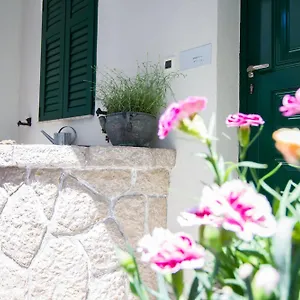 https://apartments-petrinic-crnogaj.primorje-gorskikotar.com